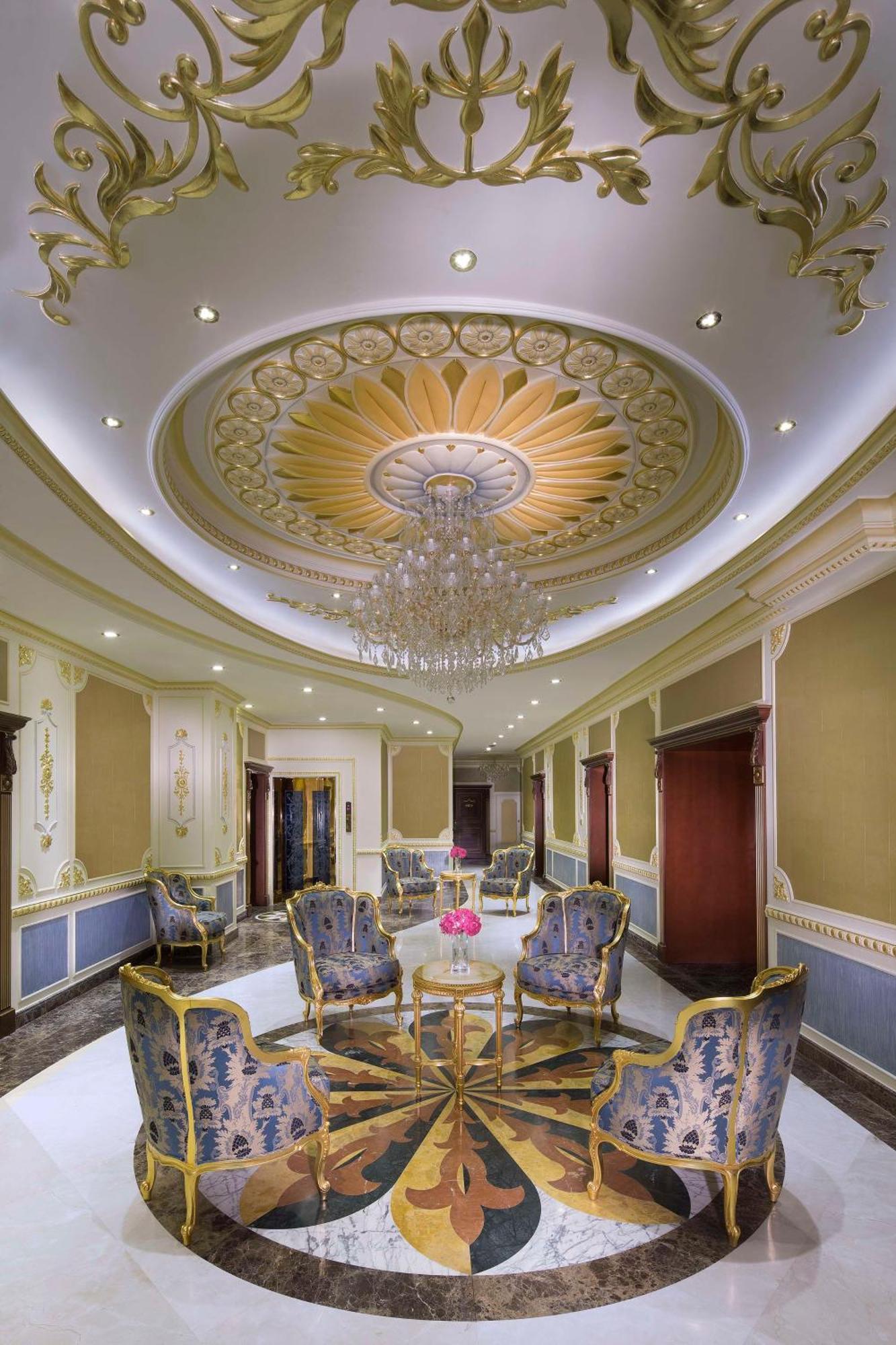 皇家玫瑰酒店 阿布扎比 外观 照片 The lobby of the hotel